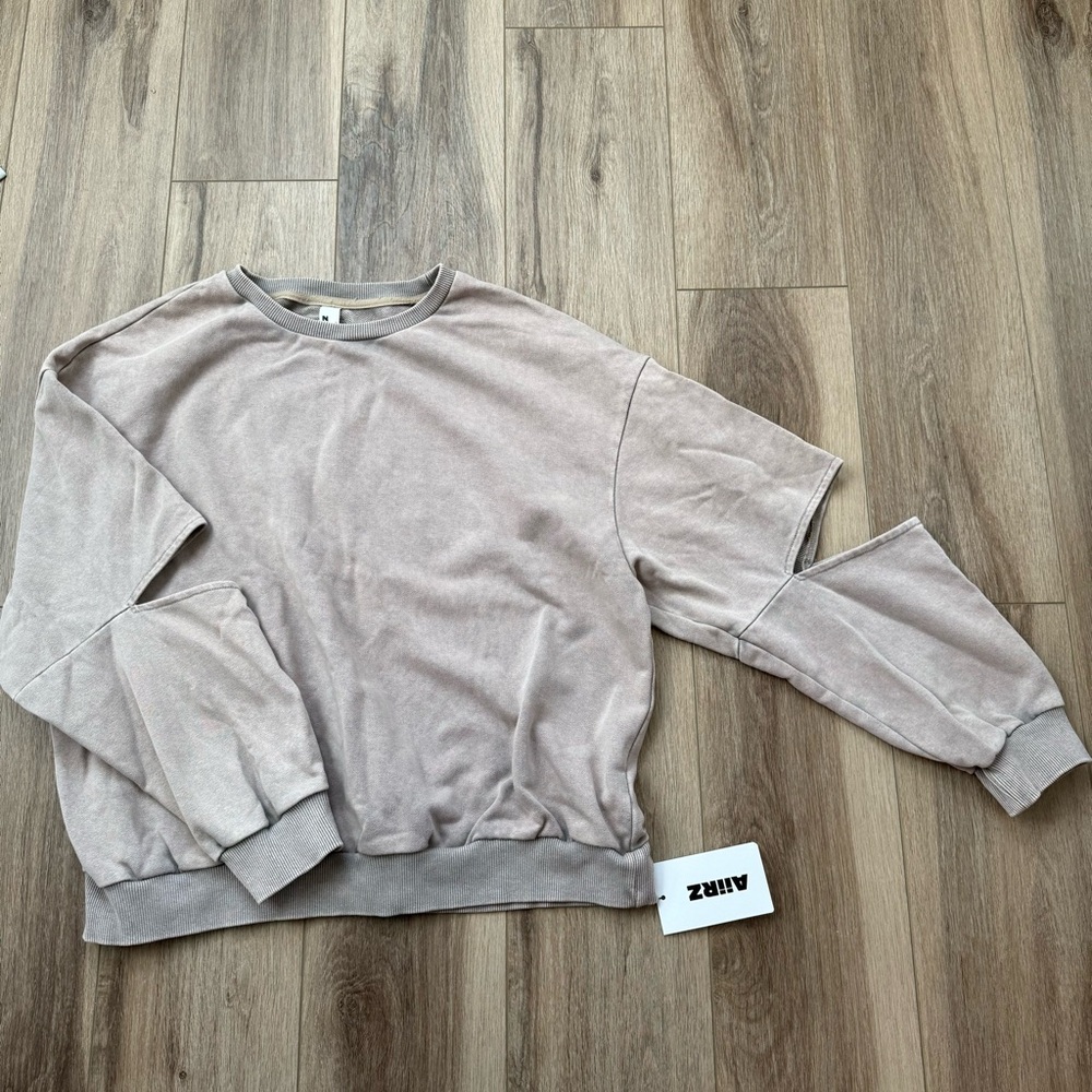 AIIRZ Casual Sweatshirt size Medium NWT